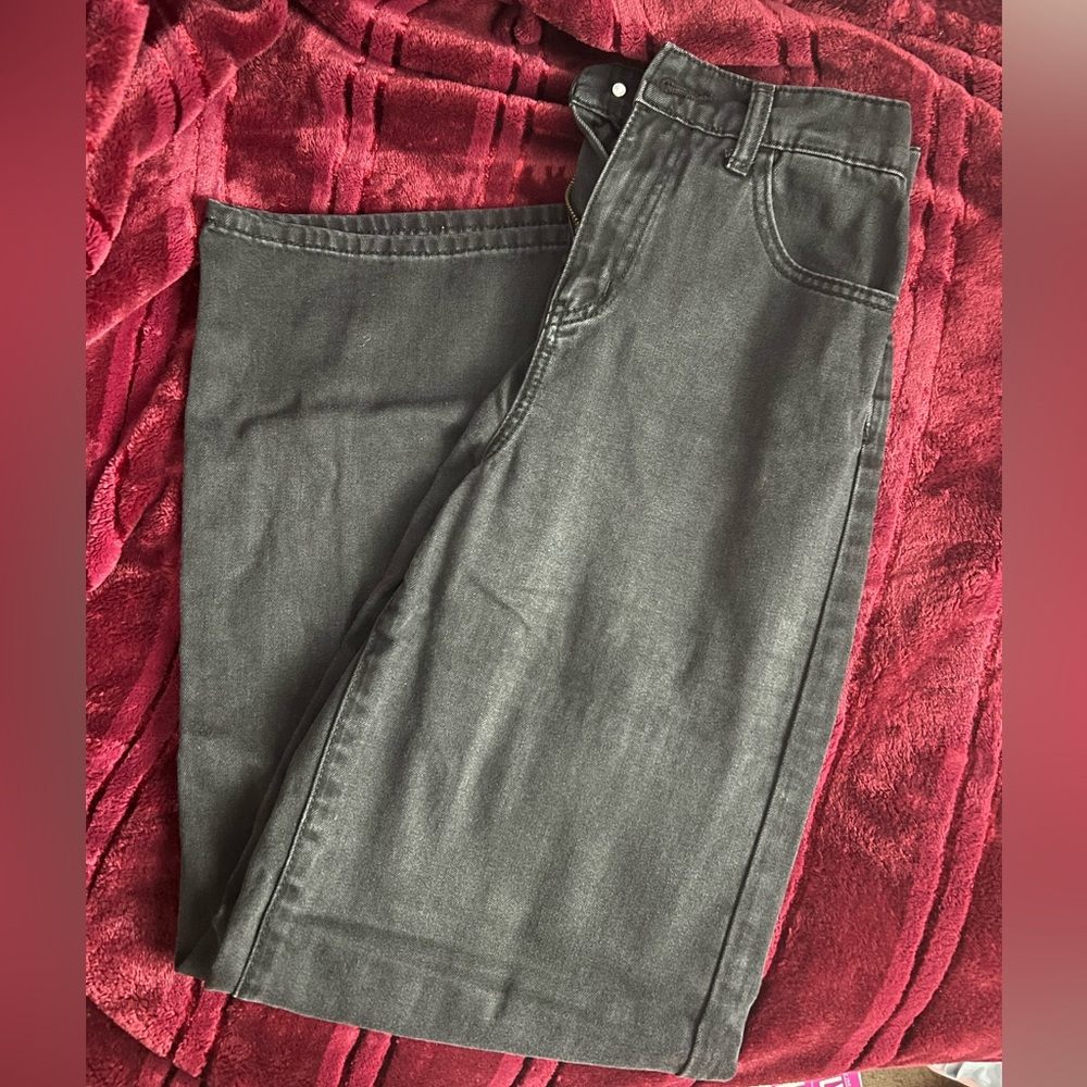 Super cute high waisted black jeans!!